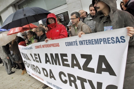 Trabajadores de la televisión gallega protestaron ante el Parlamento. | Efe