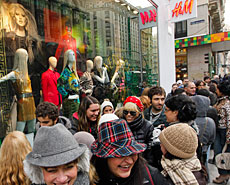 Cola ante la tienda de Gran Vía. | J. Ayma