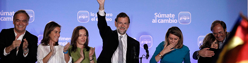 Rajoy, en el balcón de Génova acompañado por González Pons, Ana Mato, su esposa Elvira Fernández, Dolores de Cospedal, Soraya Sáenz de Santamaría y Pío García Escudero. | A. di Lolli