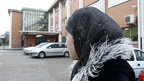 Imagen de la estudiante Najwa Malha, a la que no se le dejó ir al colegio con velo. | Imagen de la estudiante Najwa Malha, a la que no se le dejó ir al colegio con velo. |