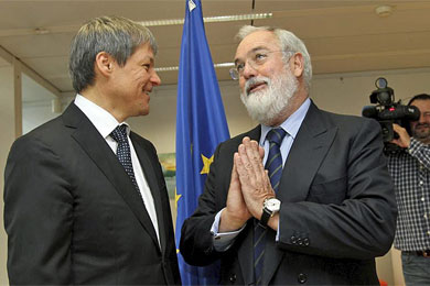 El comisario Ciolos charla con el ministro Arias Ca�ete. | Efe
