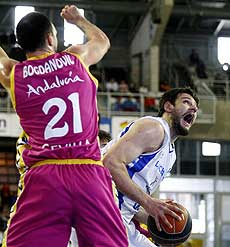 Bogdanovic defiende a Ivanov. | Efe