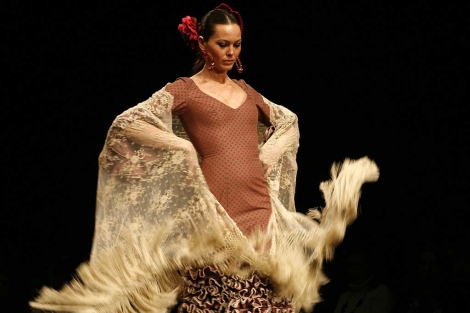 Uno de los modelos del desfile de Marycruz. | Esther Lobato