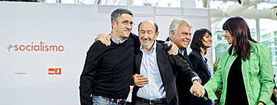 Patxi L�pez se abraza con Alfredo P�rez Rubalcaba. | Gonzalo Arroyo
