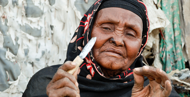 Una antigua comadrona de Kenia. | World Vision