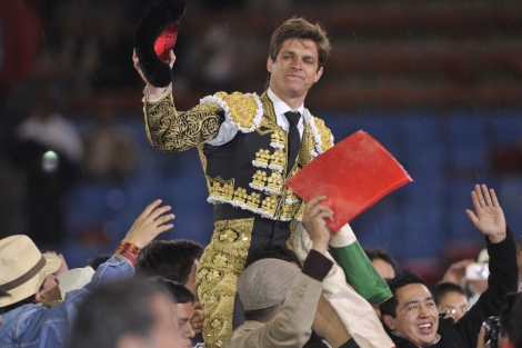 'El Juli' sale a hombros de la Monumental de México. | Efe 'El Juli' sale a hombros de la Monumental de México. | Efe