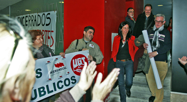 Momento en el que los delegados abandonan la sede del PROP en Alicante. | Ernesto Caparr�s
