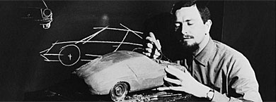 Ferdinand Alexander Porsche, con una maqueta del 911. | Efe
