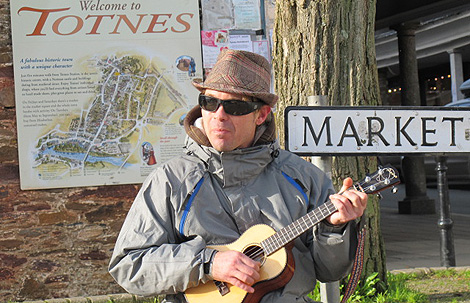 Músico en las calles de Totnes. | Foto: C.F.