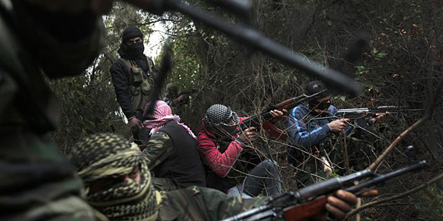 Rebeldes sirios emboscados en Idlib. | Ricardo García Vilanova | Afp