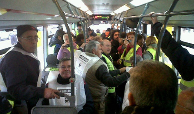 Autobús municipal 'secuestrado' contra la subida de tarifas y la supresión de líneas. | ELMUNDO.es
