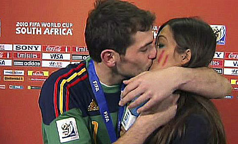 El beso de Iker Casillas y Sara Carbonero tras el Mundial de Sudáfrica. | Telecinco