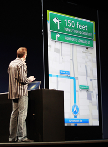 Scott Forstall, vicepresident de iOS, presenta la nueva app de mapas. | Reuters