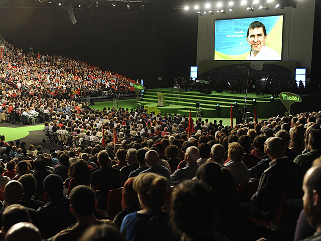 Seguidores de Bildu escuchan la grabación de Otegi, ayer, en Baracaldo. | Afp