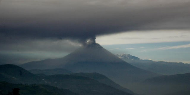El Tungurahua, en erupción. La Secretaría Nacional de Gestión de Riesgos (SNGR) de Ecuador declaró el domingo en "alerta naranja", la segunda de mayor nivel. El Tungurahua, en erupción. La Secretaría Nacional de Gestión de Riesgos (SNGR) de Ecuador declaró el domingo en "alerta naranja", la segunda de mayor nivel.