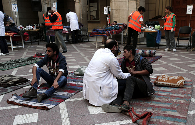 Un improvisado hospital cerca de la plaza Tahrir.| Efe/Andre Pain