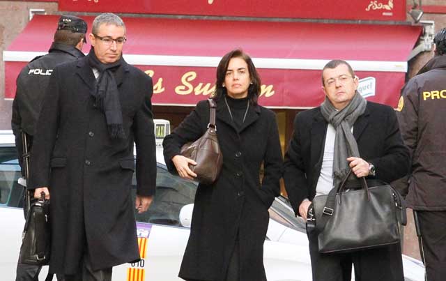 Torres, su mujer y su abogado a su llegada hoy a los Juzgados de Palma. | C. Forteza
