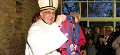 Imagen de Bergoglio con la camiseta del San Lorenzo
