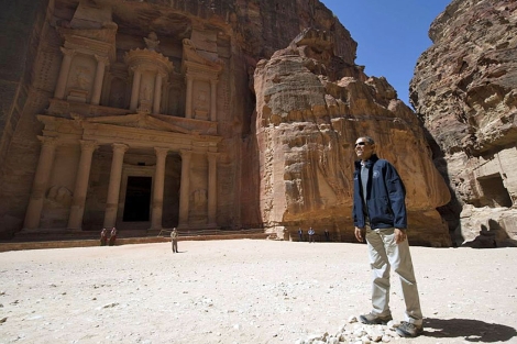 Obama posa para una fotografía, en Petra.| Afp