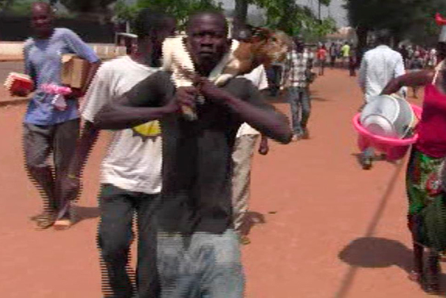 Imágenes captadas de una grabación de vídeo de los saqueos en Bangui. | Afp