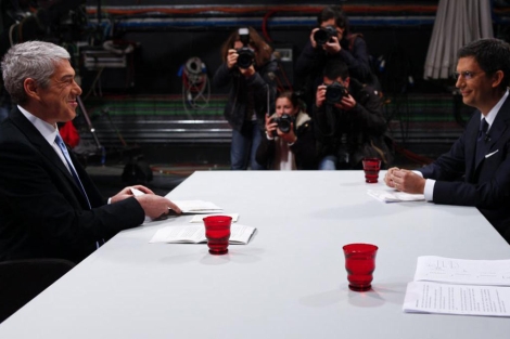 José Sócrates (i), durante su reaparición en televisión esta noche. | EFe