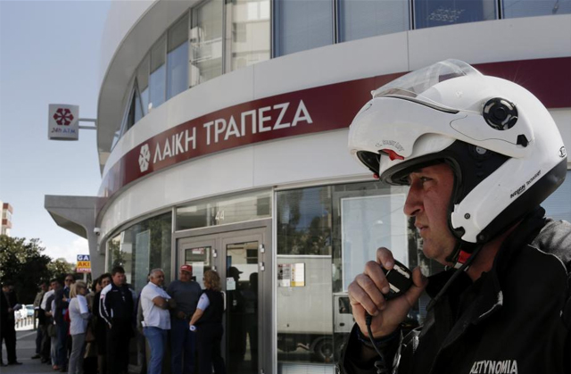 Cola frente a un banco en Nicosia. | Reuters