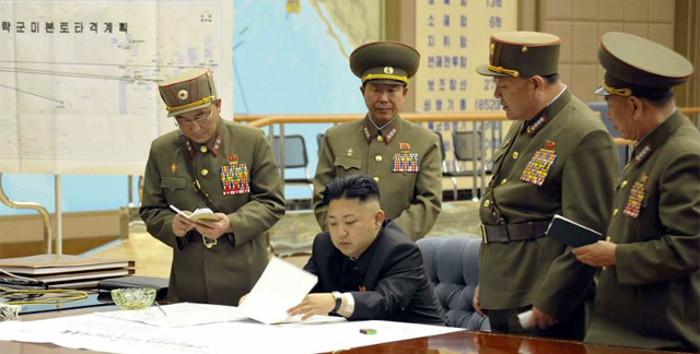 Kim Jong-un, reunido con sus generales.| Reuters