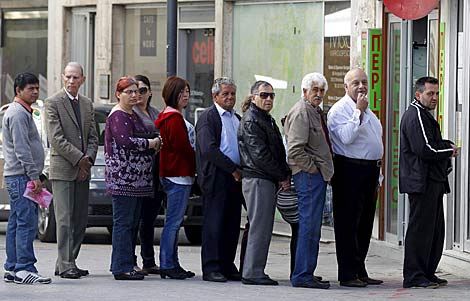 Colas ante el Banco Laiki en Chipre. | Reuters