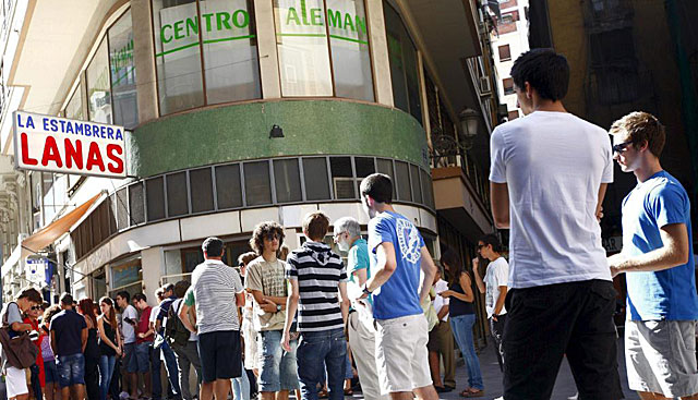 Cola de españoles en el Centro Alemán de Valencia. | Efe