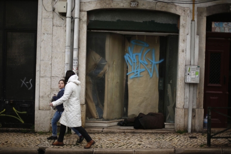 Un vagabundo en una calle de Lisboa.| Reuters Un vagabundo en una calle de Lisboa.| Reuters