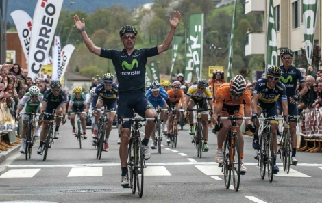 Rui Costa (c), entra en meta como vencedor de la Cásica.