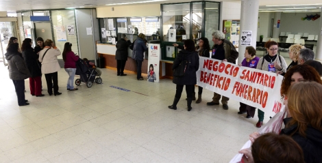 Encierro en el centro de salud Federica Montseny contra la privatización