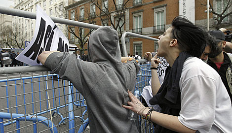 Gritos en la valle que separa la manifestanción de la Carrera de San Jerónimo. | K. Rodrigo / Efe