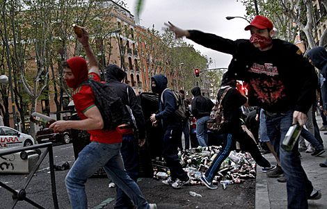 Manifestante arrojando objetos. | Efe