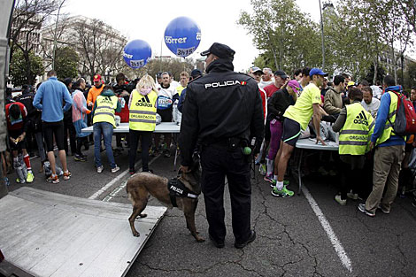 La Policía registra con perros las pertenencias de los deportistas. | A. Di Lolli