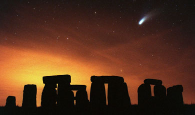 El cometa Hale-Bopp, pasando sobre Stonehenge. | AP