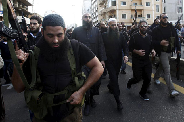 Ahmad al Assir, escoltado durante el funeral de unos seguidores . | REUTERS