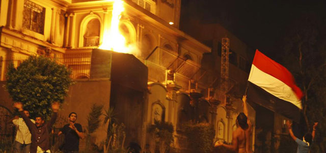 La sede de los Hermanos Musulmanes en El Cairo anoche mientras ardía. | Reuters