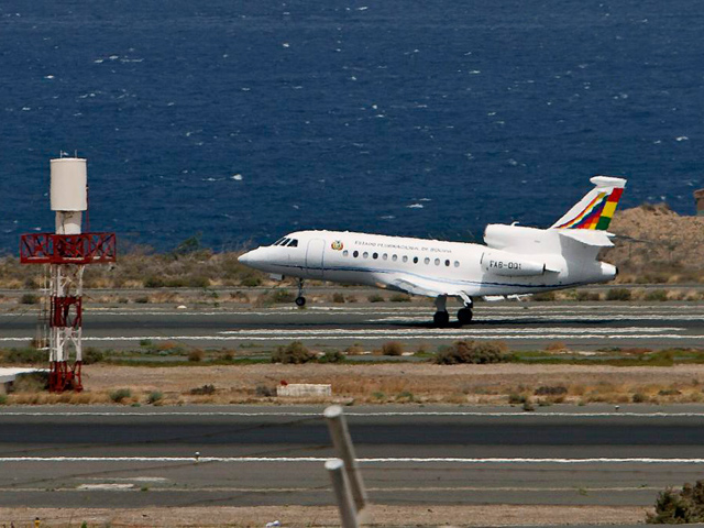 El avión de Evo Morales, durante la escala que ha realizado en Gran Canaria. | Efe