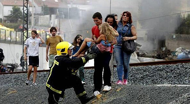 Los vecinos de Angrois ayudaron en las labores de rescate y auxilio de las víctimas del tren siniestrado.