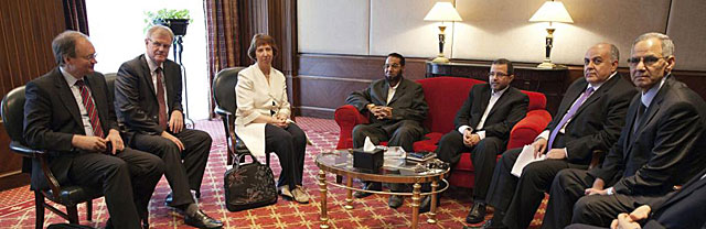 Catherine Ashton, junto a representantes de los Hermanos Musulmanes en El Cairo. | Efe