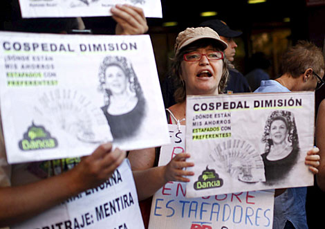 Protesta de 'preferentistas' contra Cospedal. | Foto: Javier Barbancho