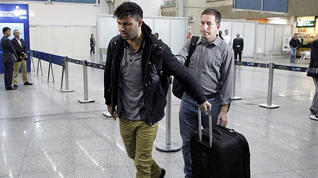 David Miranda (izq), compañero de Glenn Greenwald (der), en el aeropuerto de Río de Janeiro. Foto: Efe