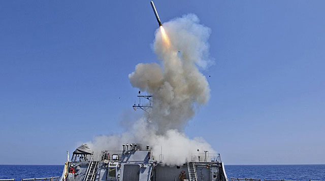 El destructor USS Barry, en el Mar Mediterráneo, lanza un misil. | Reuters