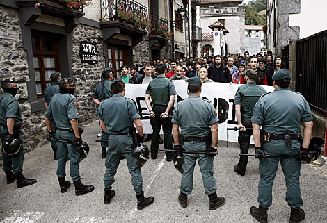 Guardias civiles vigilan la concentración contra su presencia en Leitza. | Jesús Digés / Efe