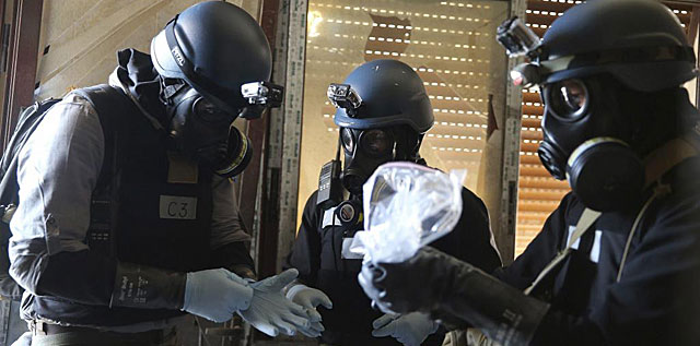 Inspectores de la ONU recogen muestras durante su investigación a las afueras de Damasco. | Reuters