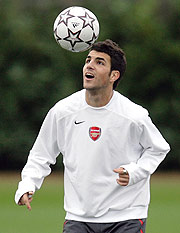 Cesc, durante un entrenamiento con el Arsenal. (Foto: REUTERS) Cesc, durante un entrenamiento con el Arsenal. (Foto: REUTERS)