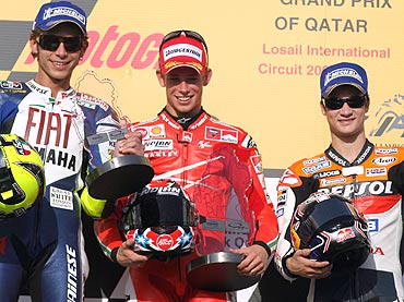Rossi, Stoner y Pedrosa, felices en el podio de Losail. (AFP) Rossi, Stoner y Pedrosa, felices en el podio de Losail. (AFP)