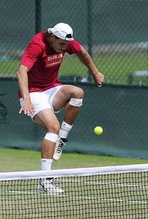 Nadal remata una bola durante el partido de 'fut-tenis'. (Foto: EFE)