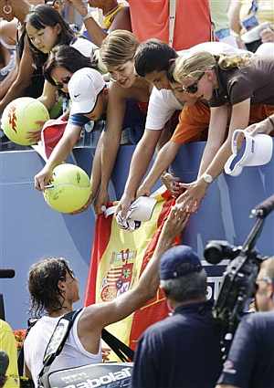 Nadal, firmando autógrafos a los aficionados de Flushing Meadows. (AP)